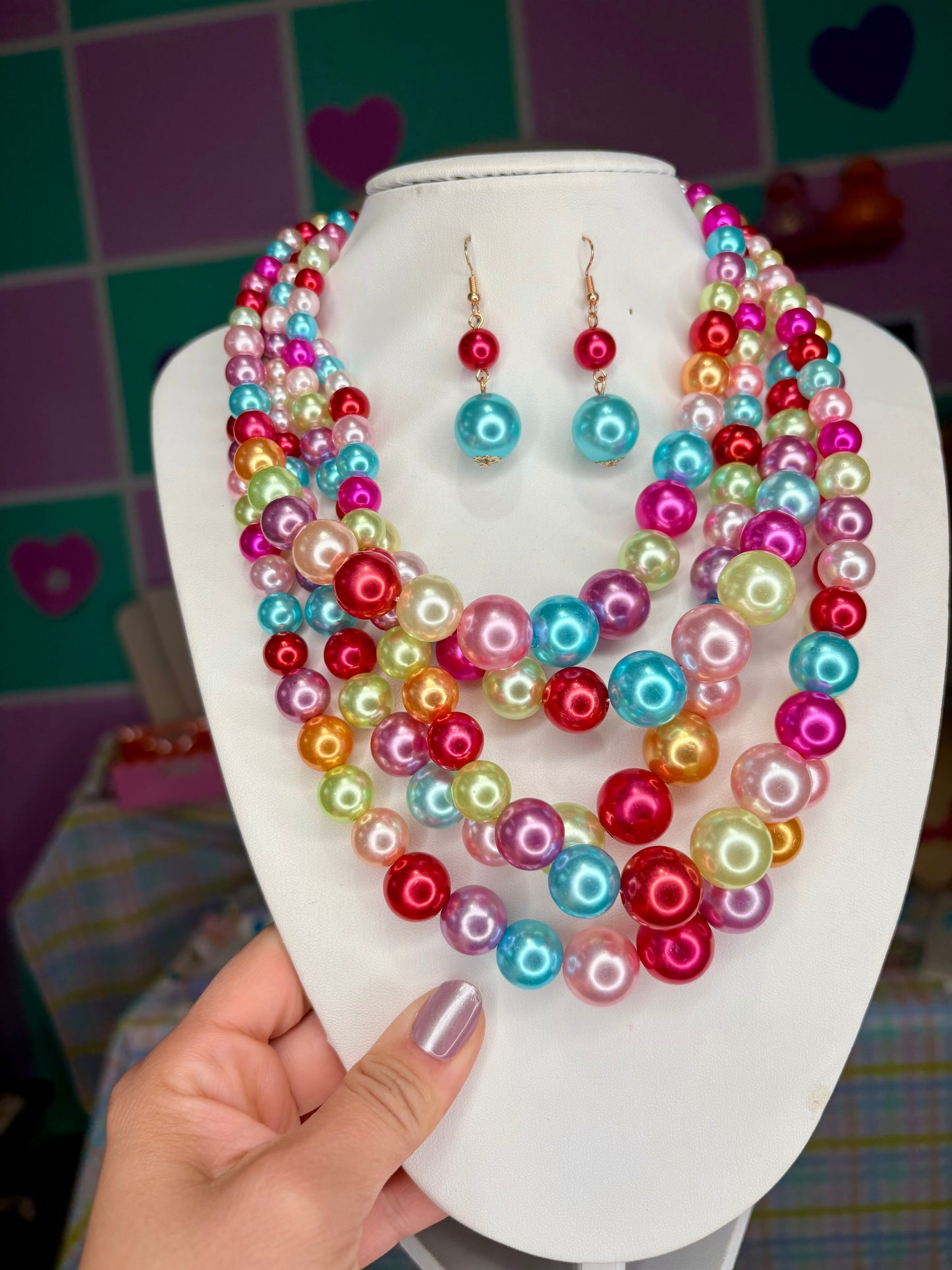 SET DE ARETES Y COLLAR CON PERLAS DE COLORES