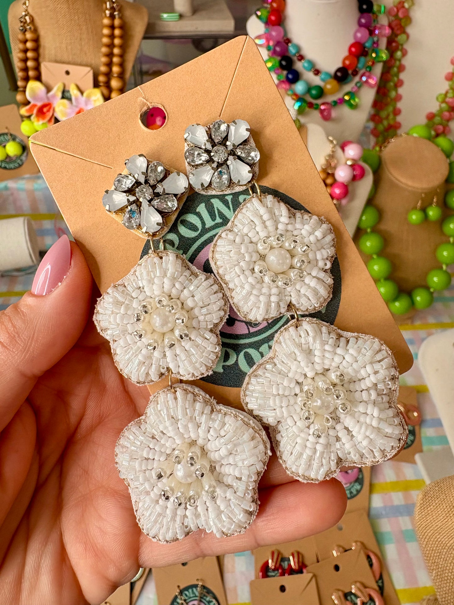 ARETES WHITE FLOWERS