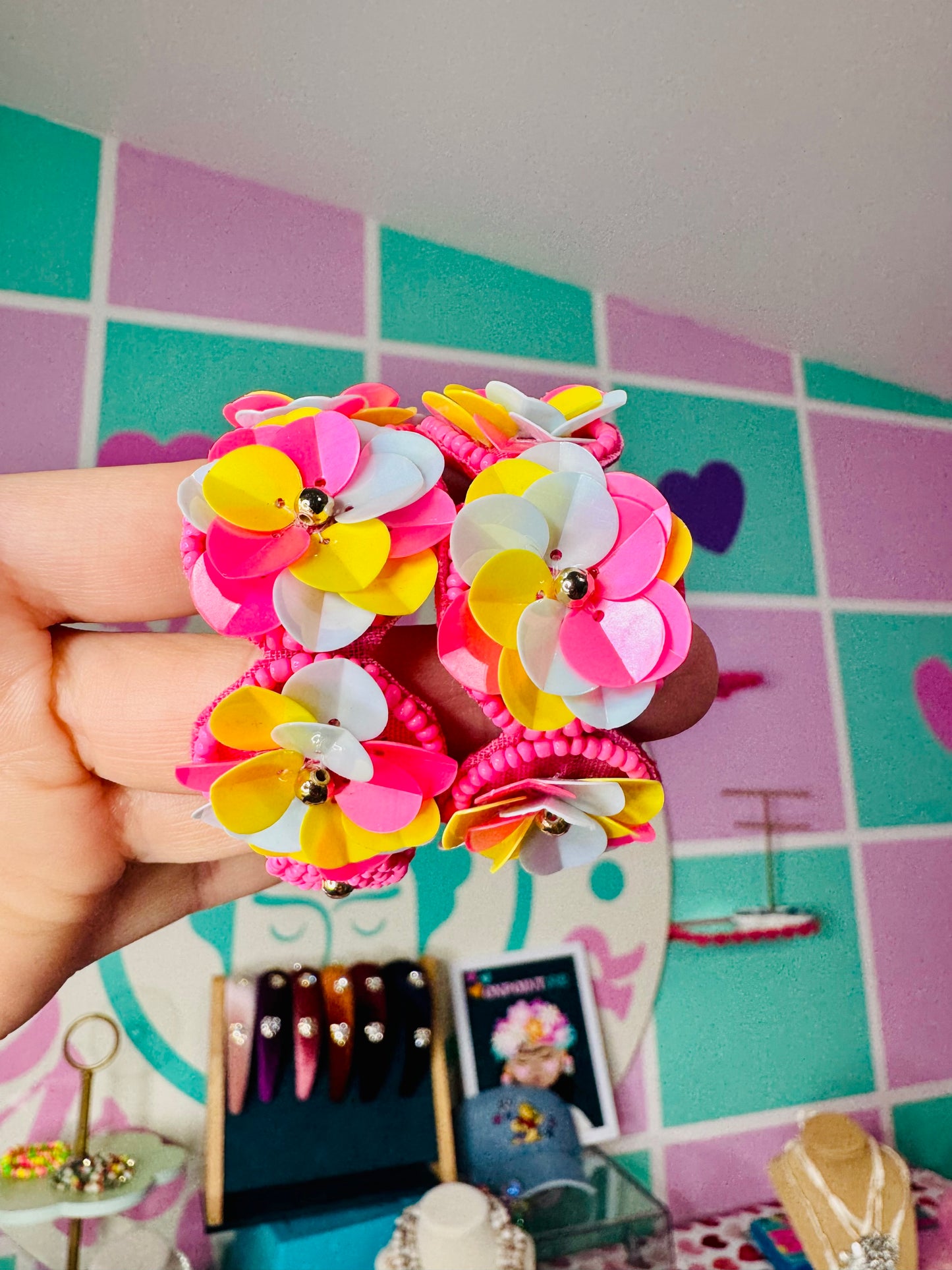 ARETES ESTILO HOOPS DE FLORES