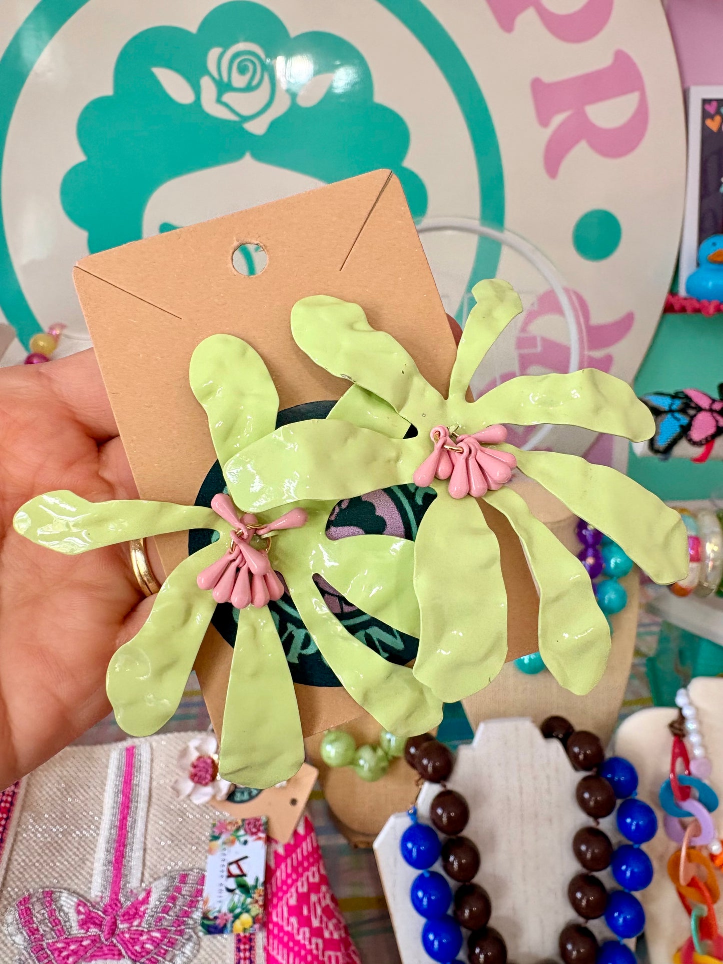 ARETES DE FLOR VERDE Y ROSA