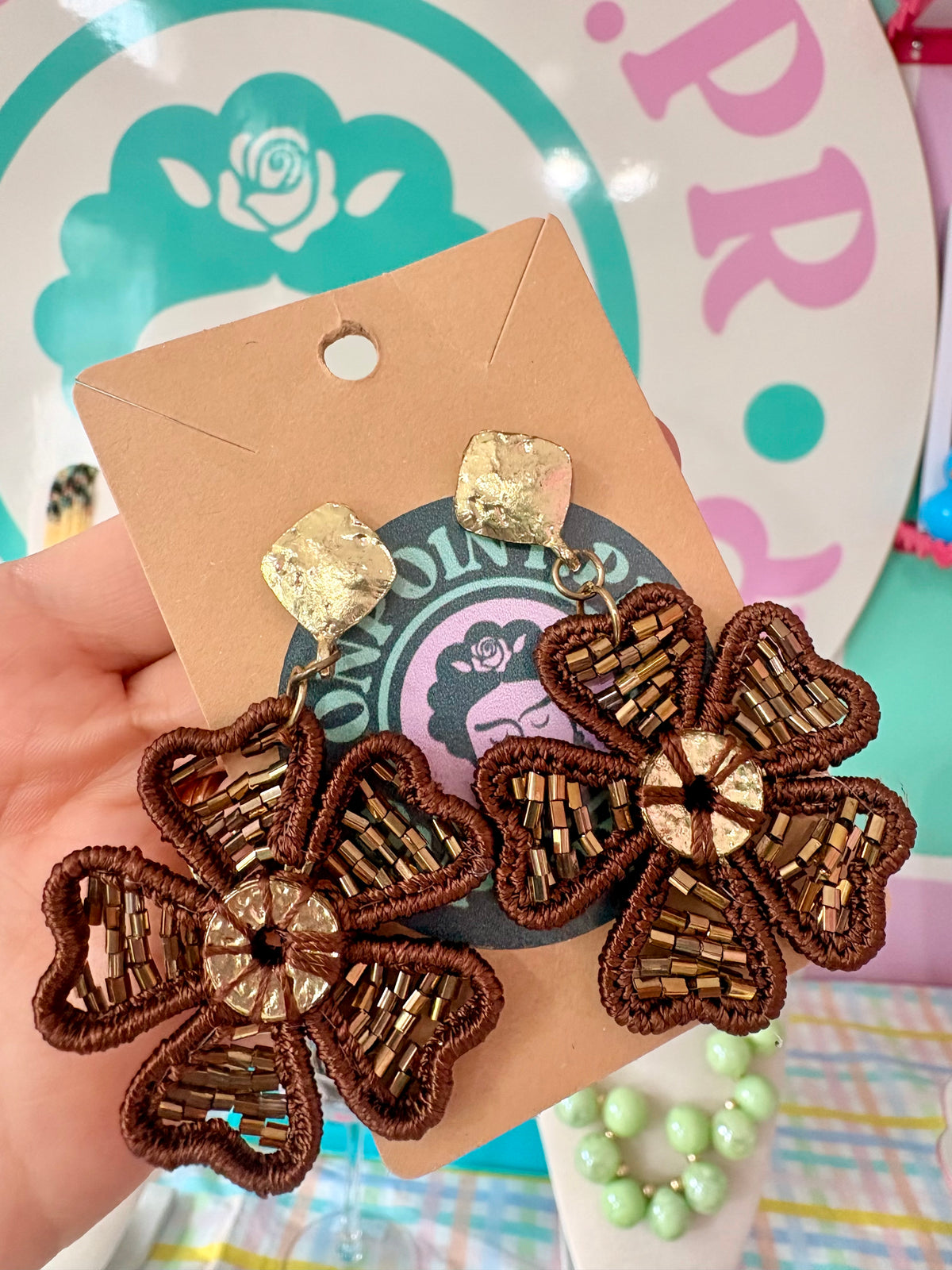 ARETES FLOR MARRON Y DORADO