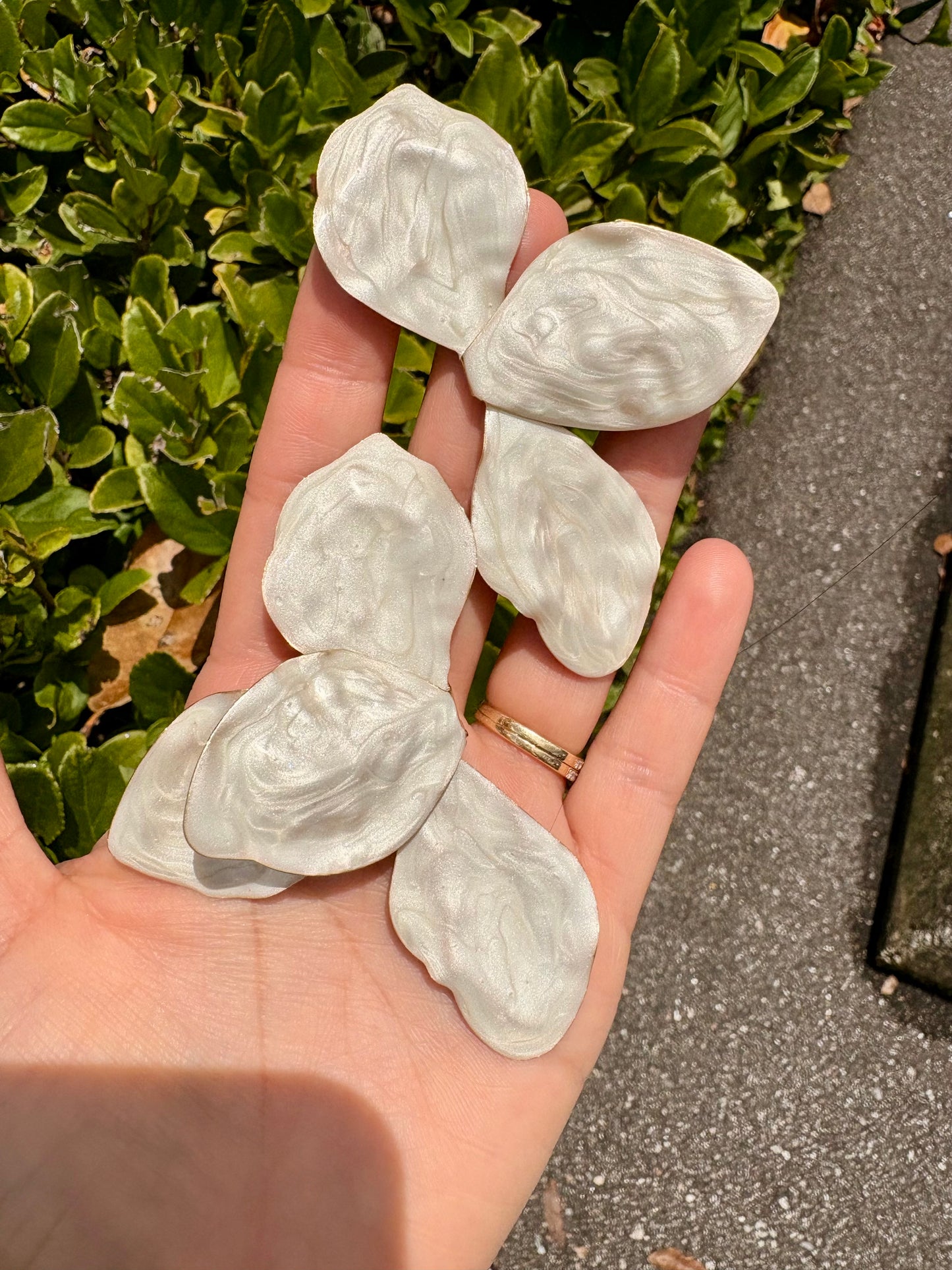 ARETES PÉTALOS BLANCOS
