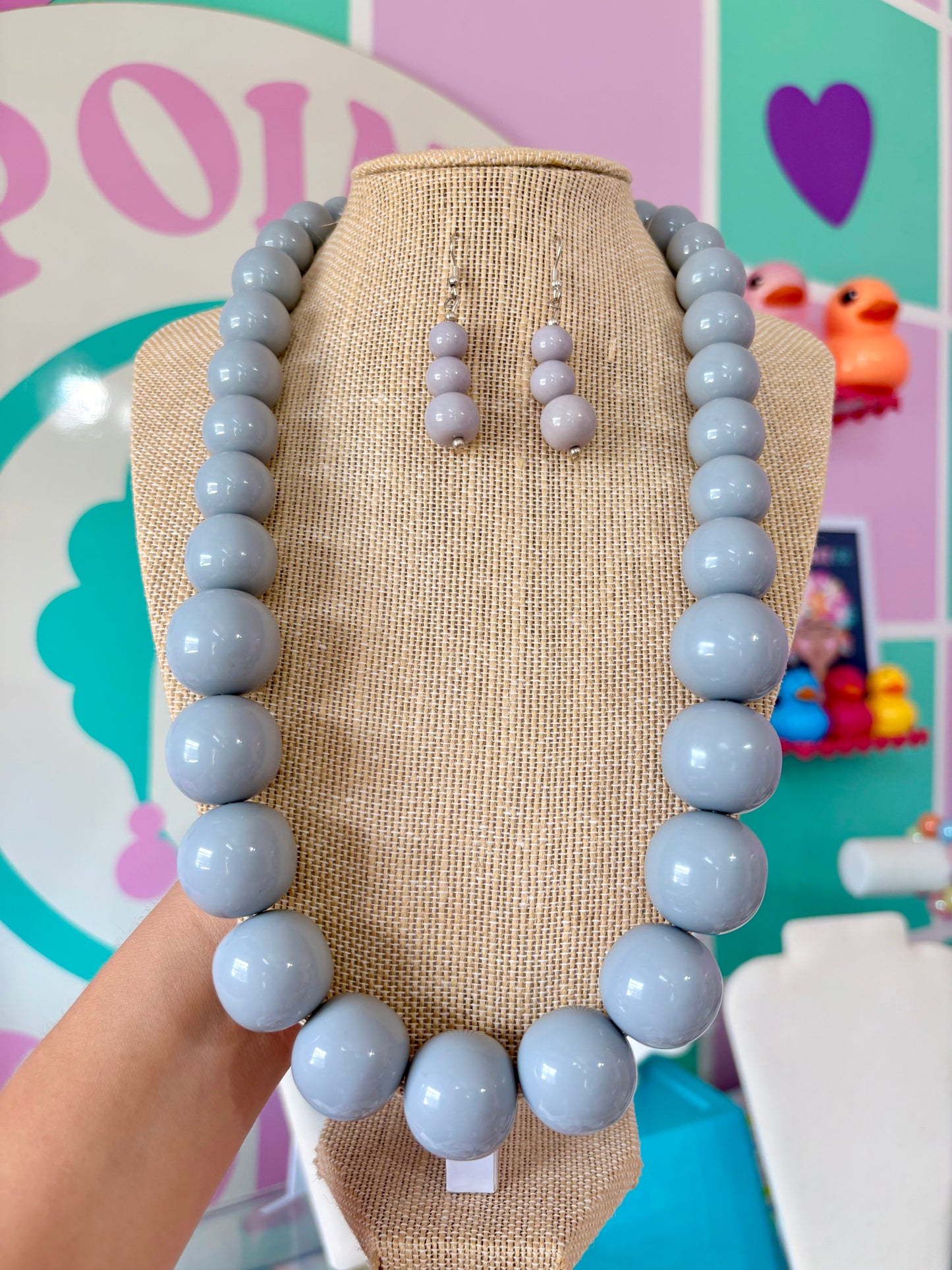 COLLAR Y ARETES GRIS BUBBLEGUM