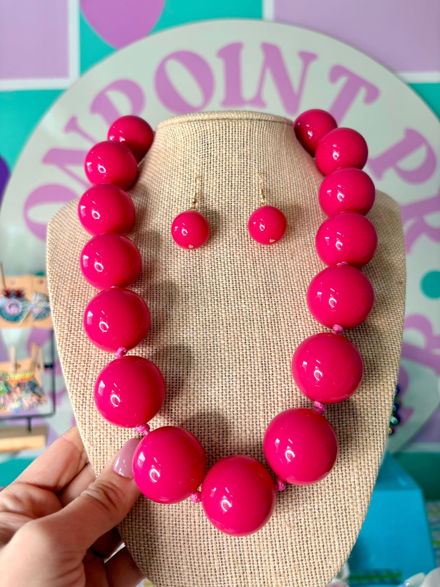 COLLAR Y ARETES BUBBLEGUM HOT PINK