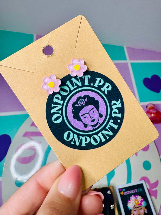 STUDS 🌸 FLOR EN ACRÍLICO