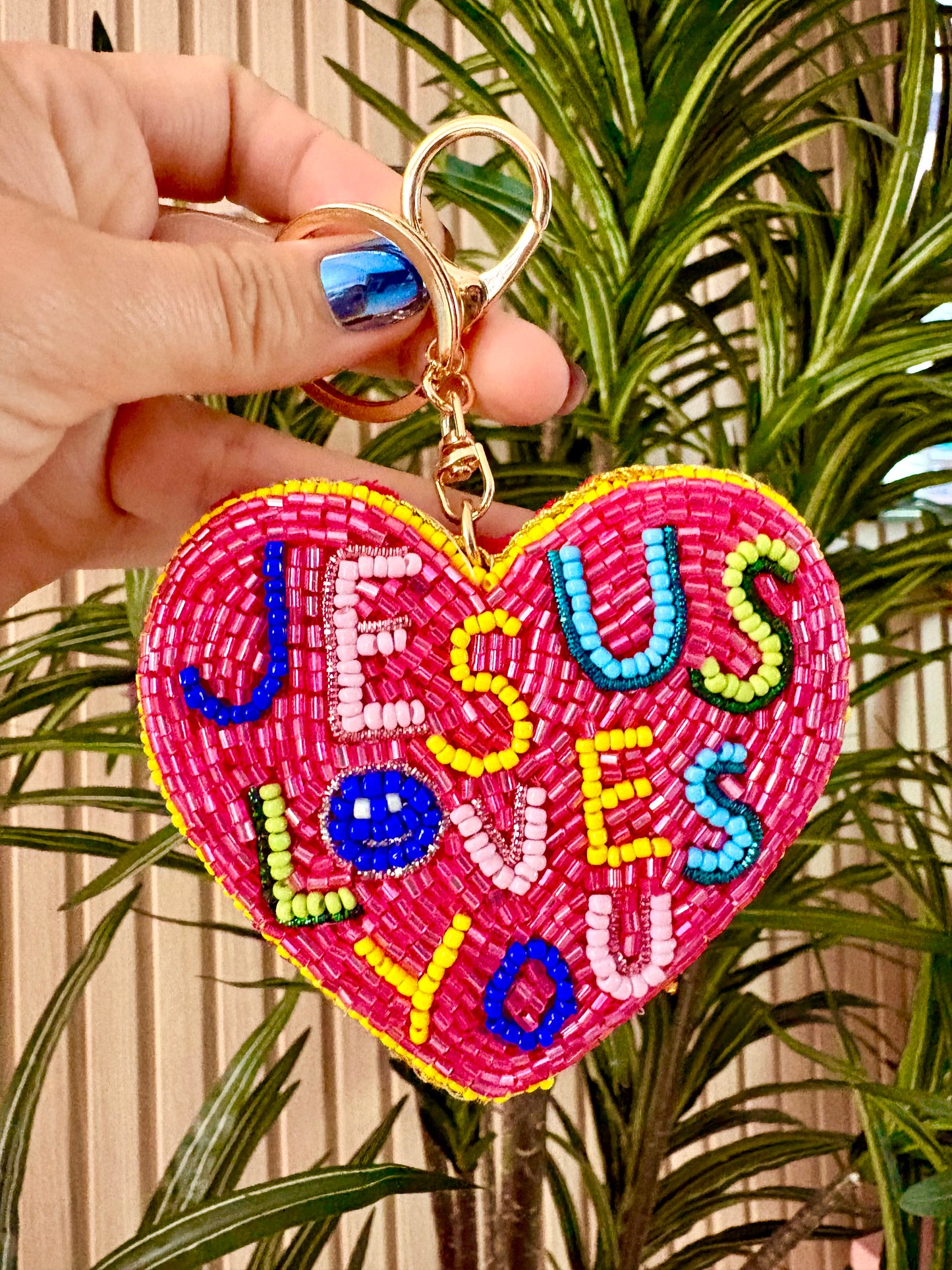 LLAVERO BAG CHARM EN BEADS JESUS LOVES YOU