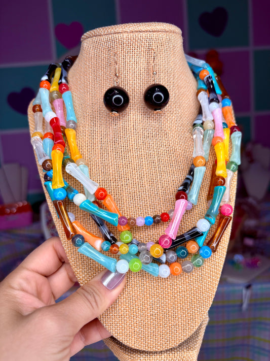SET ARETES Y COLLAR EN RESINA DE COLORES