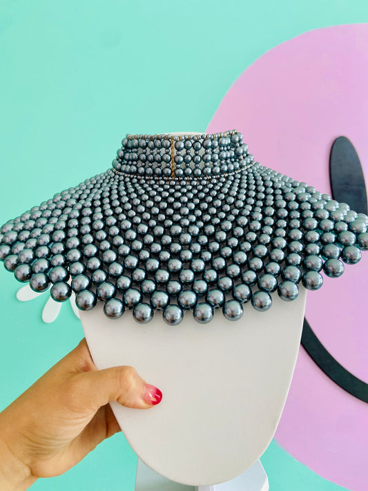 COLLAR EN PERLAS GRIS