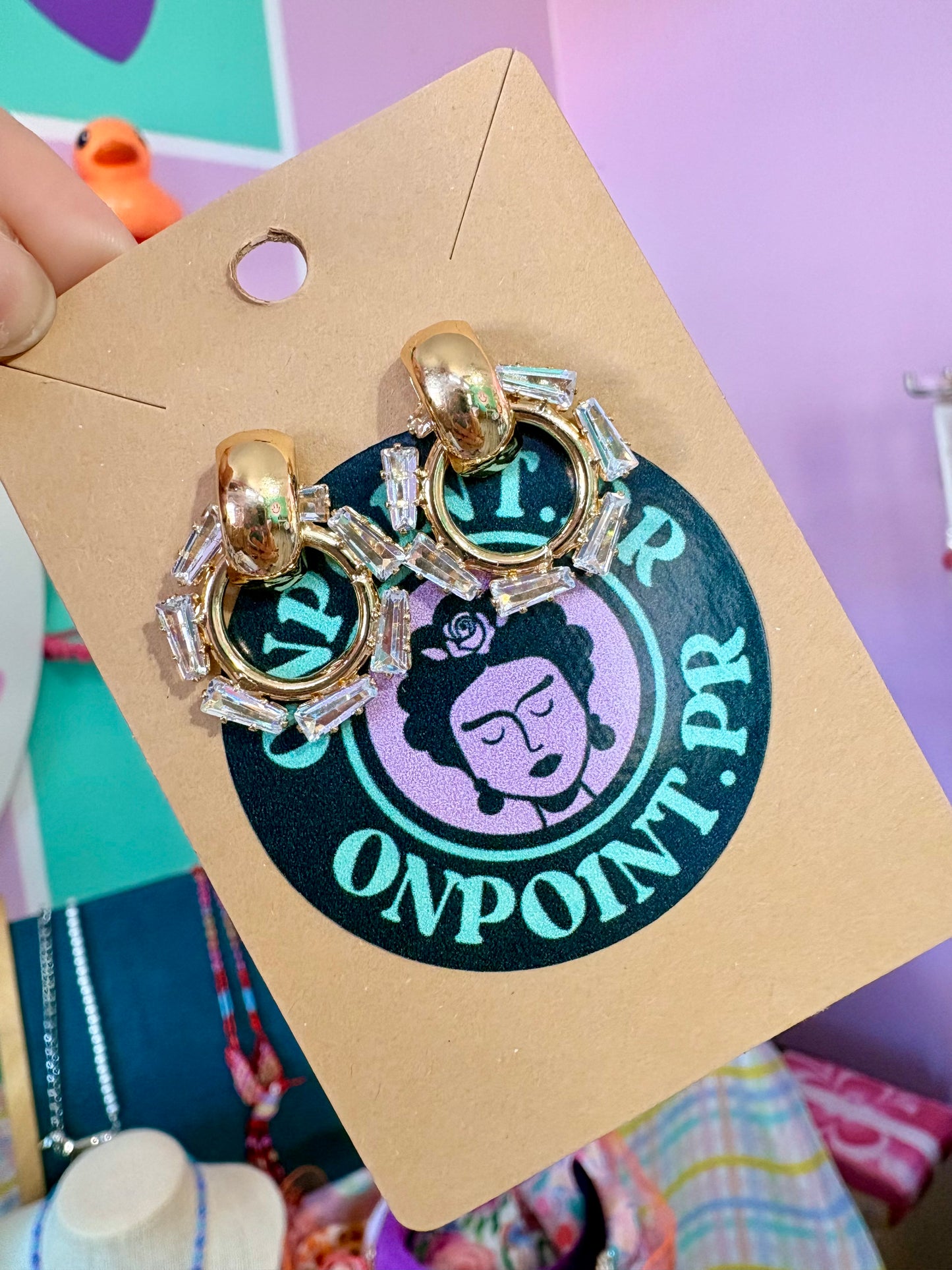 STUDS TRANSPARENTE Y DORADO