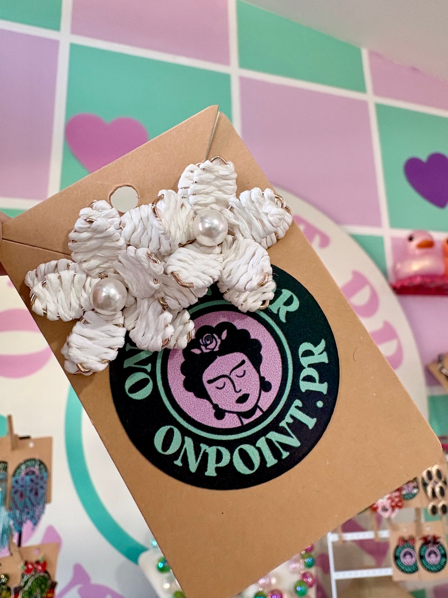 ARETES FLOR BLANCA CON PERLA